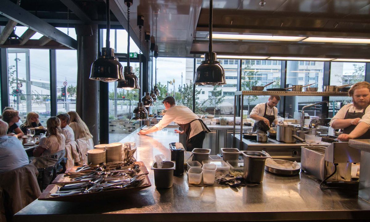 The-Psychology-of-Restaurant-Interior-Design-Part-2-Scent-Fohlio-open-kitchen-design-1